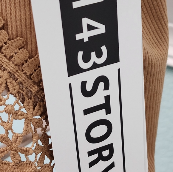 1 4 3 Story Tan Ribbed Lace Crop Top Sz Small NWT 3/$30 - Picture 5 of 6